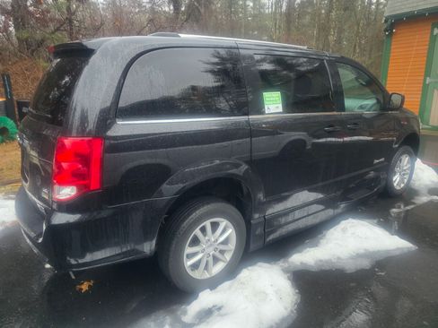 Used 2019 Dodge Grand Caravan SXT image 4