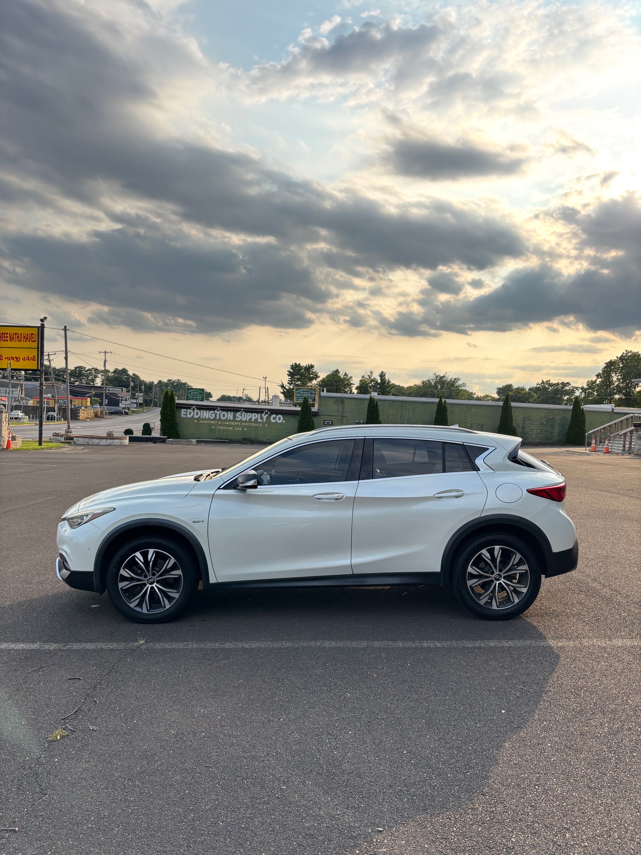 Used 2018 INFINITI QX30 Premium w/ Navigation Package AWD/4WD image 2