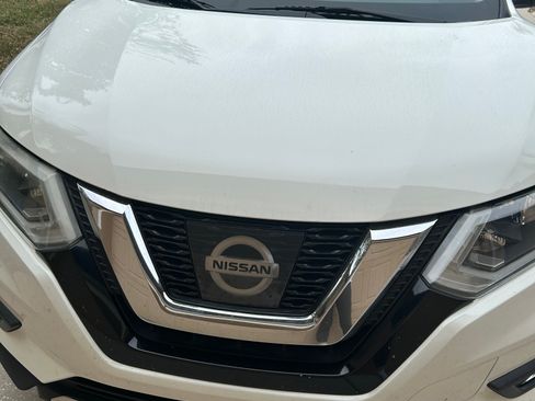 Used 2017 Nissan Rogue SV image 1