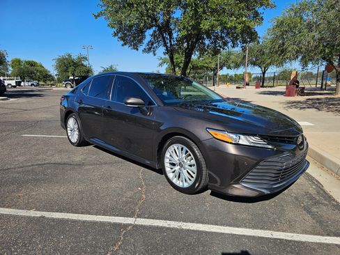 Used 2018 Toyota Camry XLE image 5