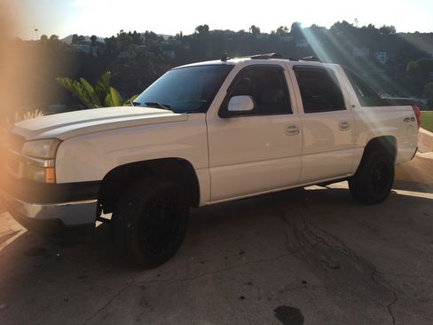 Used 2006 Chevrolet Avalanche LT w/ Preferred Equipment Group AWD/4WD image 2