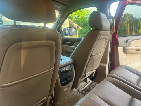 Used 2014 GMC Yukon XL SLT w/ SLT-2 Equipment Package AWD/4WD image 11