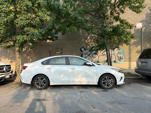 Used 2023 Kia Forte LXS w/ LXS Technology Package FWD image 2