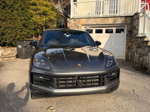 Used 2025 Porsche Cayenne image 2