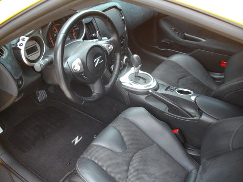 Used 2009 Nissan 370Z Touring w/ Sport Pkg image 15