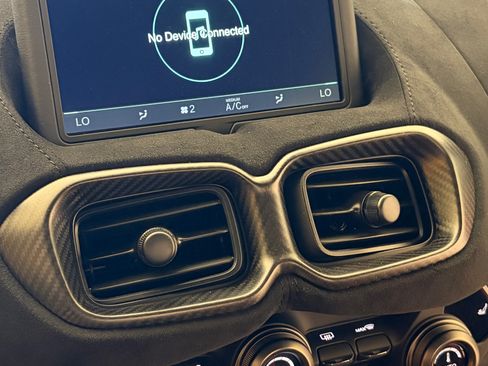 Used 2020 Aston Martin V8 Vantage Coupe image 14