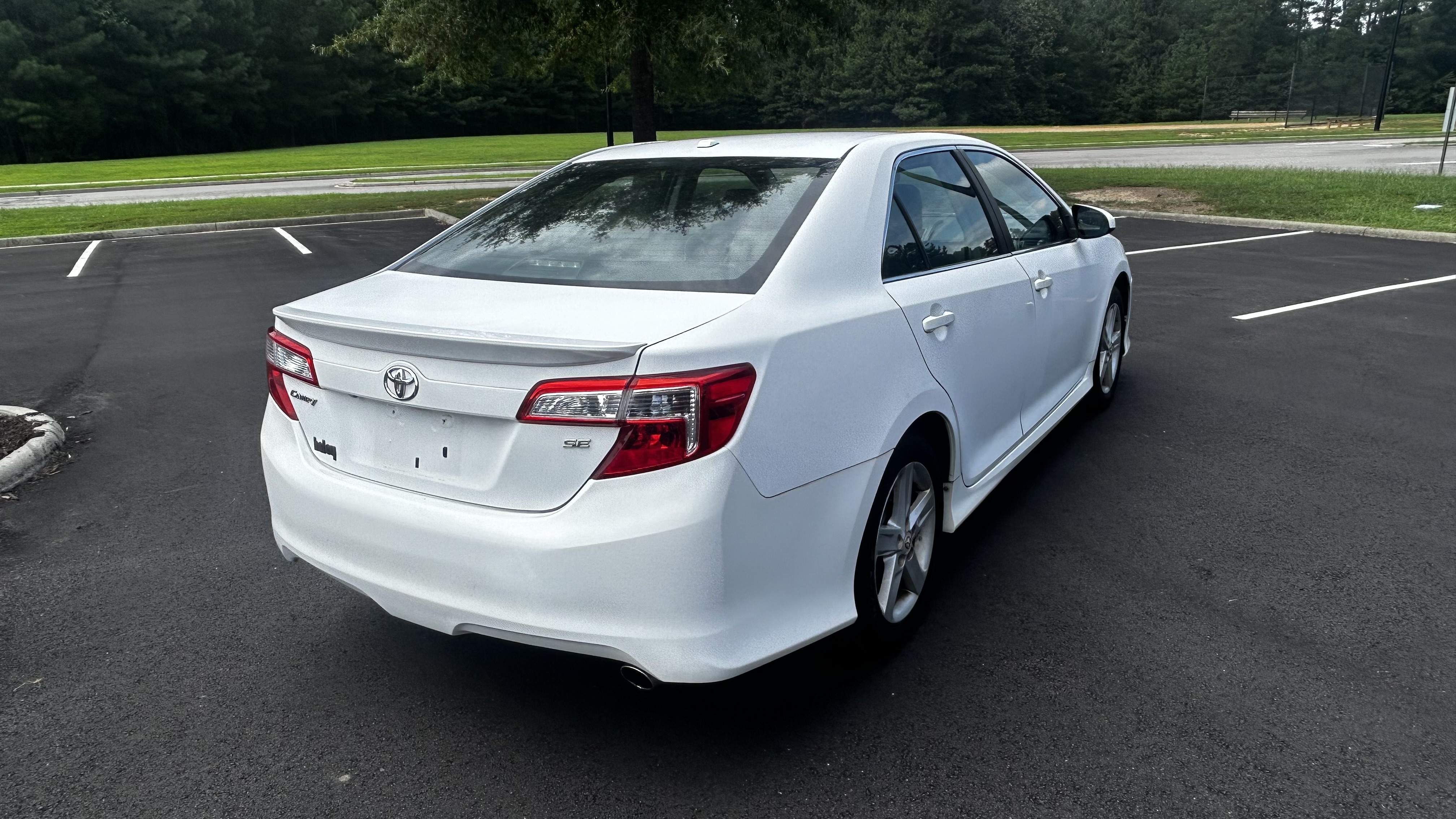 Used 2012 Toyota Camry SE w/ Leather Pkg FWD image 4