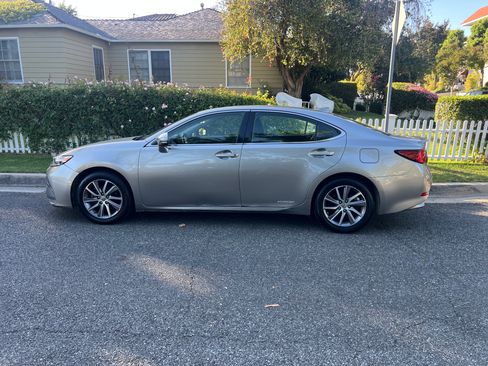 Used 2016 Lexus ES 300h w/ Luxury Package w/Wood Trim FWD image 1