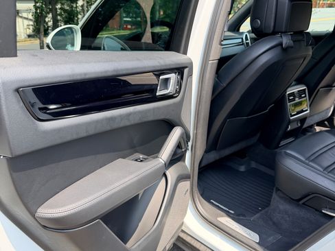 Used 2020 Porsche Cayenne AWD/4WD image 1