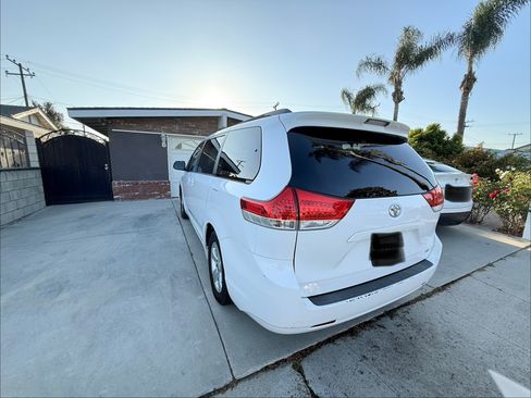 Used 2014 Toyota Sienna LE FWD image 9