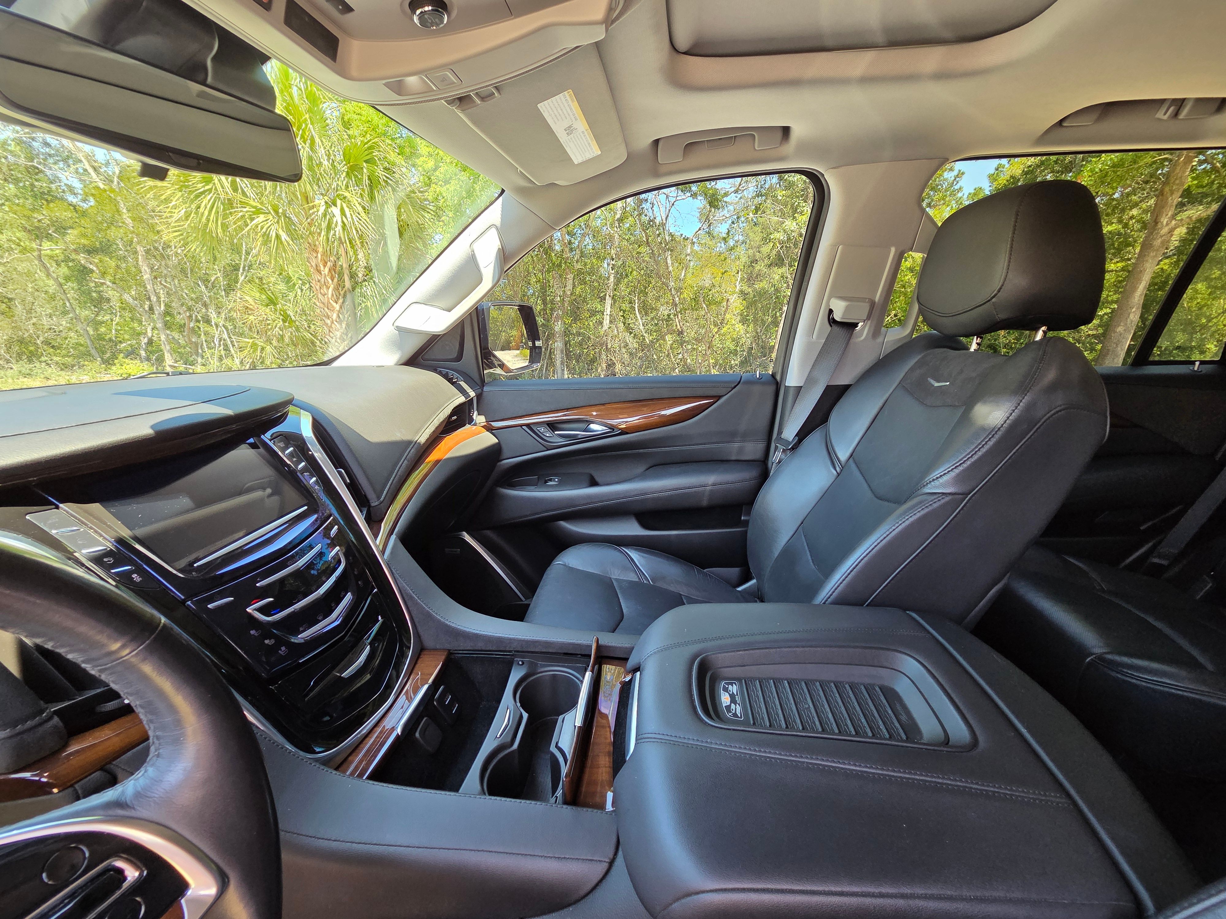 Used 2020 Cadillac Escalade Luxury w/ Escalade Sport Edition RWD image 10