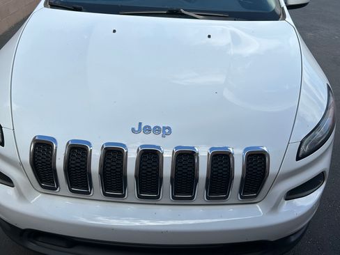 Used 2018 Jeep Cherokee Latitude FWD image 10