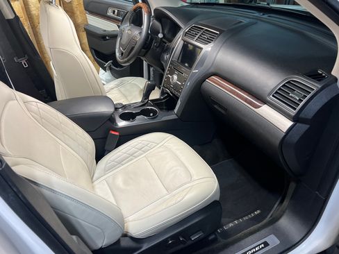 Used 2017 Ford Explorer Platinum image 21