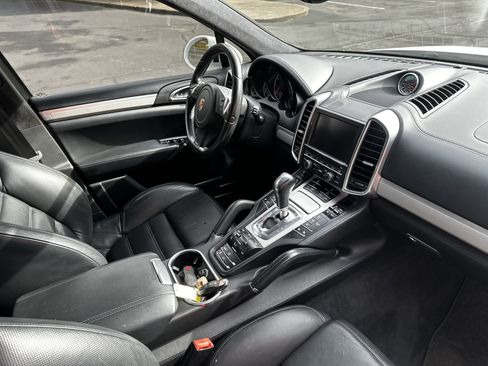 Used 2013 Porsche Cayenne Turbo w/ Sportdesign Pkg w/Side Skirts image 13