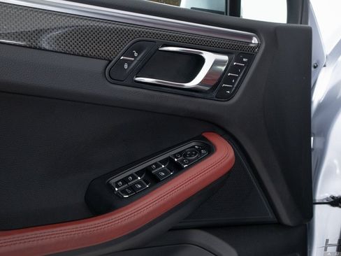 Used 2016 Porsche Macan Turbo image 15