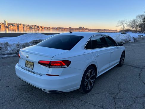 Used 2022 Volkswagen Passat 2.0T SE image 5