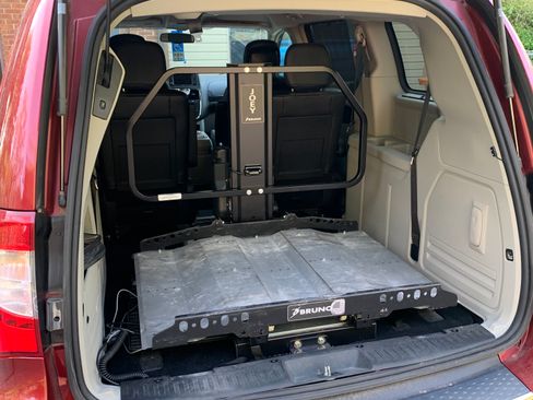 Used 2014 Chrysler Town & Country Touring image 2