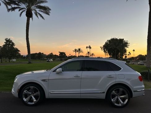 Used 2020 Bentley Bentayga Plug-In Hybrid image 2