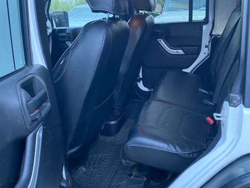 Used 2015 Jeep Wrangler Unlimited Rubicon w/ Connectivity Group image 12