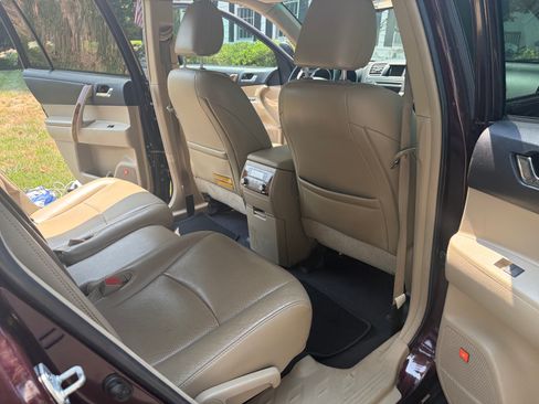Used 2012 Toyota Highlander Limited w/ Tow Pkg AWD/4WD image 11