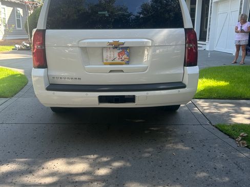 Used 2019 Chevrolet Suburban LT RWD image 6