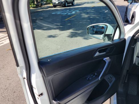 Used 2018 Volkswagen Tiguan SEL image 31