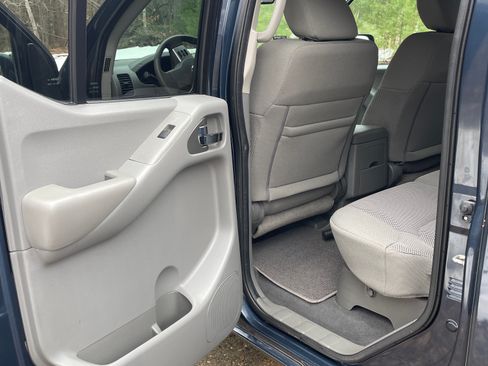 Used 2020 Nissan Frontier SV image 16