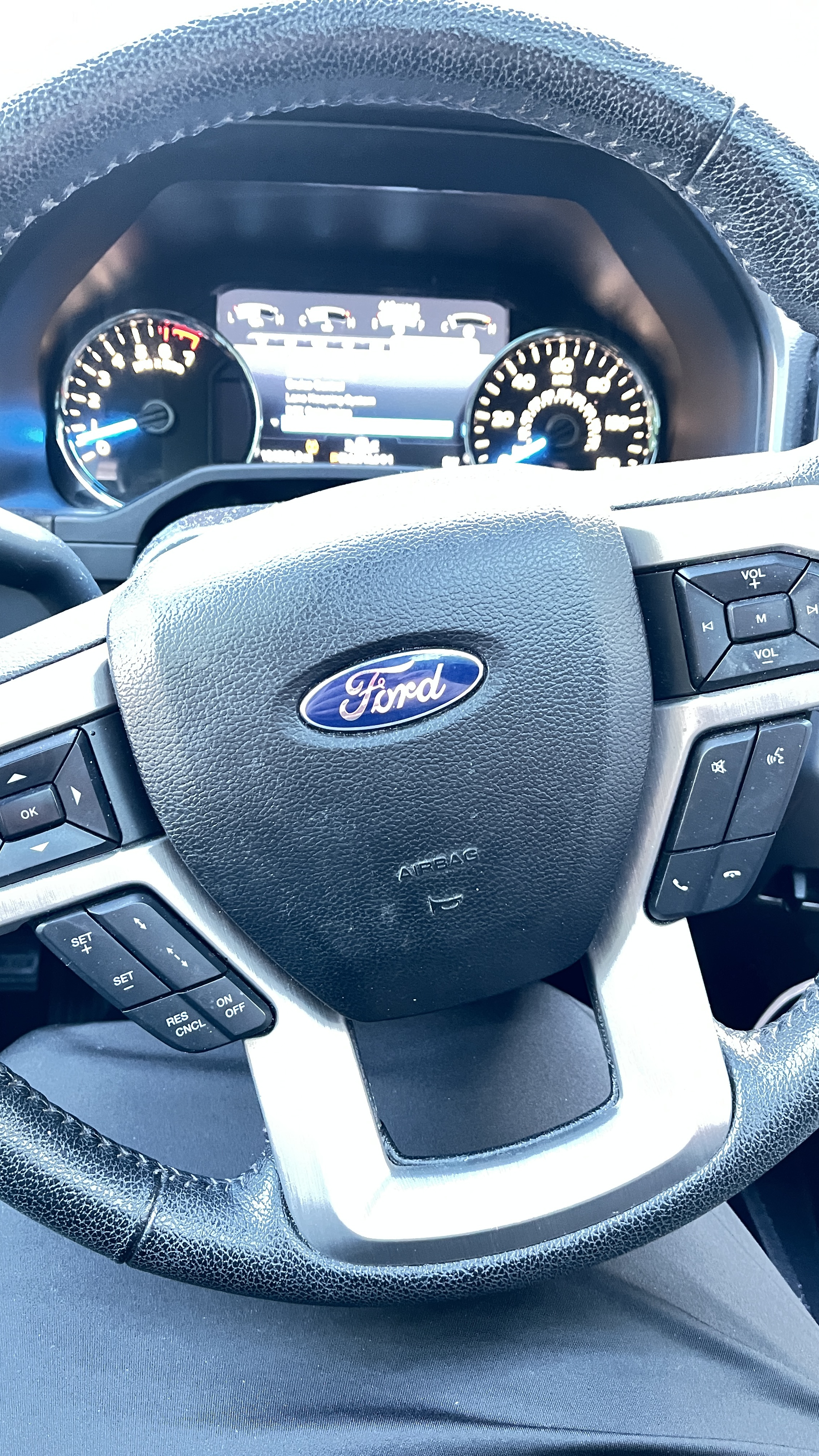 Used 2015 Ford F150 Platinum w/ Equipment Group 701A Luxury AWD/4WD image 8