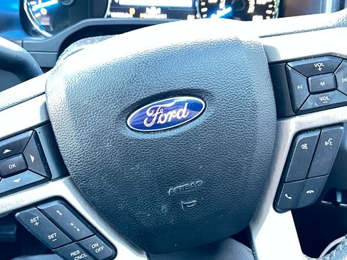 Used 2015 Ford F150 Platinum w/ Equipment Group 701A Luxury AWD/4WD image 8