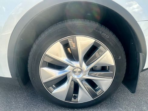 Used 2023 Tesla Model Y AWD image 24