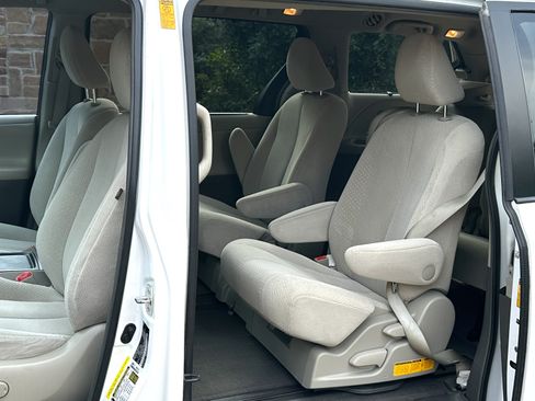 Used 2014 Toyota Sienna LE image 9