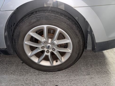 Used 2013 Ford Taurus SE FWD image 5