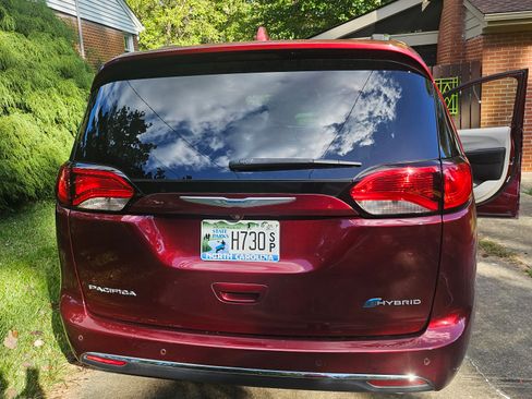 Used 2018 Chrysler Pacifica Touring-L image 16