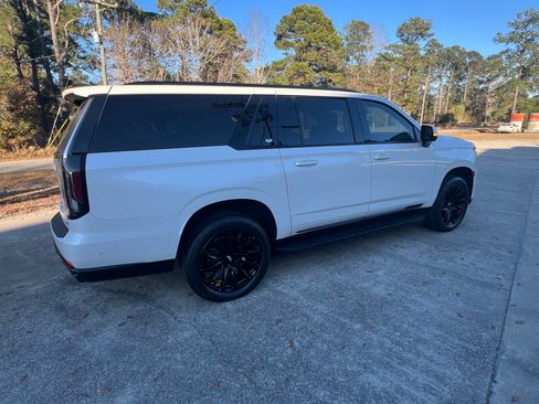 Used 2022 Cadillac Escalade ESV Sport w/ Touring Package AWD/4WD image 5