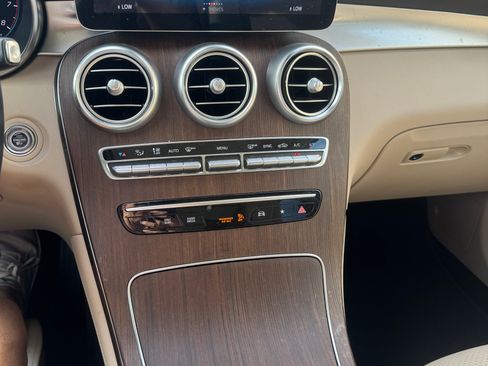 Used 2021 Mercedes-Benz GLC 300 4MATIC image 15