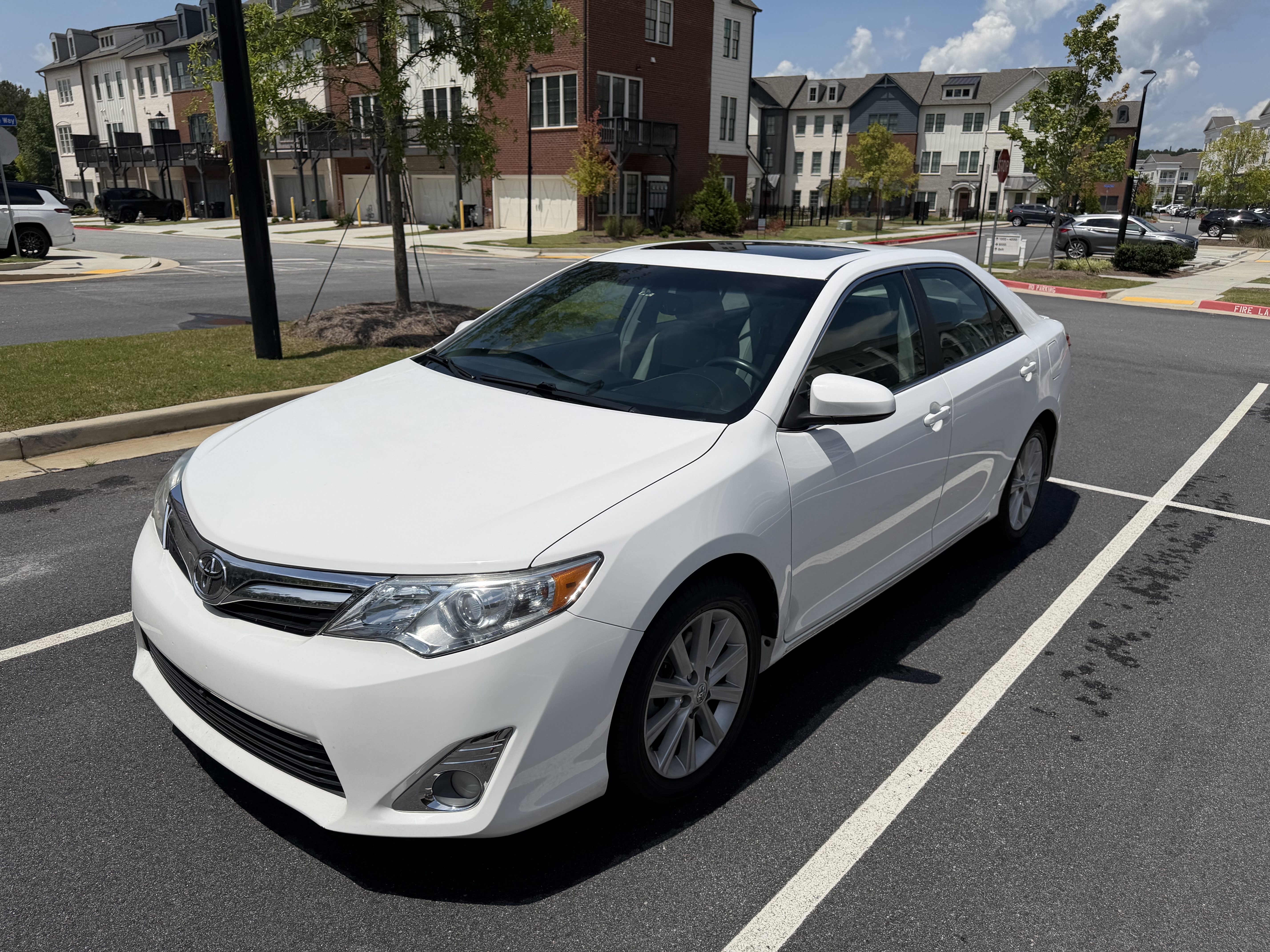 Used 2014 Toyota Camry XLE w/ Leather Package FWD image 2