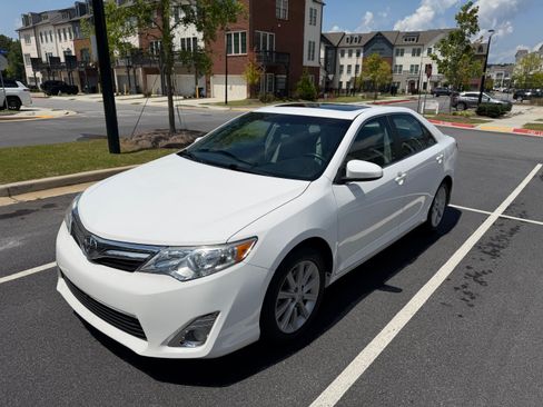 Used 2014 Toyota Camry XLE w/ Leather Package FWD image 2