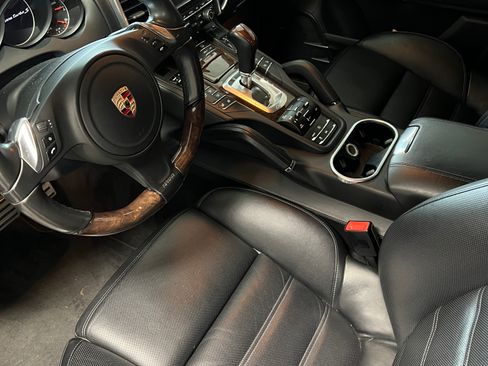 Used 2014 Porsche Cayenne Turbo S image 9