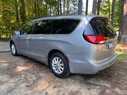 Used 2017 Chrysler Pacifica Touring-L FWD image 15