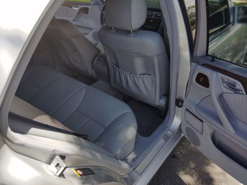 Used 2001 Mercedes-Benz E 320 4MATIC Sedan image 20