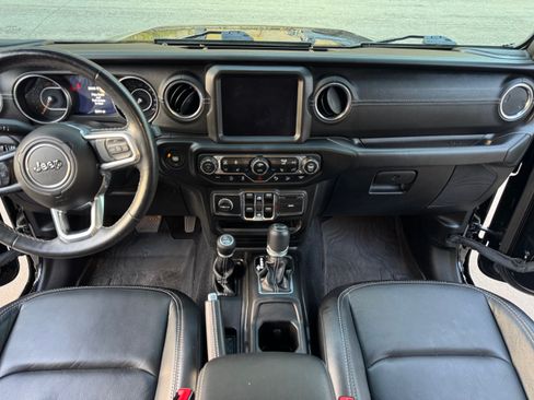 Used 2019 Jeep Wrangler Unlimited Sahara image 2