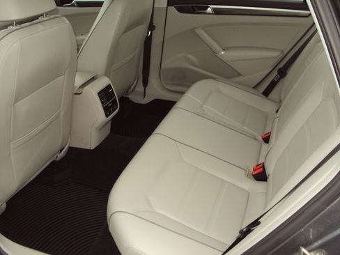 Used 2018 Volkswagen Passat 2.0T SE image 10