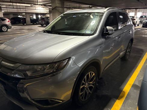 Used 2017 Mitsubishi Outlander GT image 2