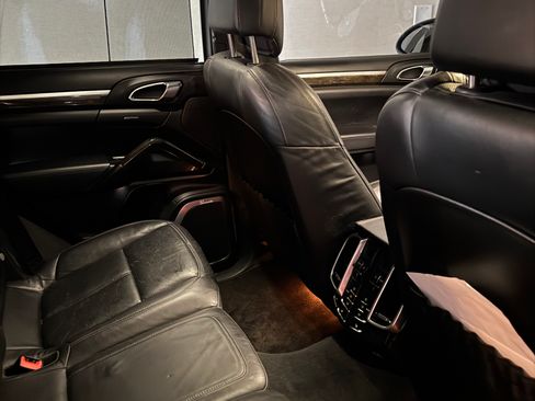 Used 2011 Porsche Cayenne Turbo image 17