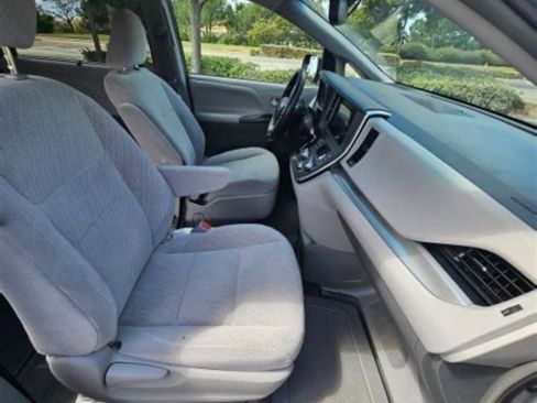 Used 2017 Toyota Sienna LE image 8
