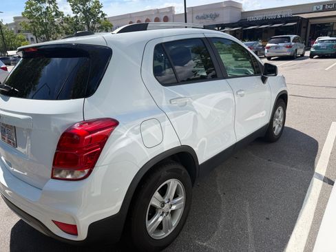 Used 2021 Chevrolet Trax LT w/ LT Convenience Package FWD image 6