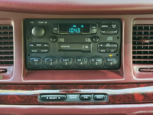 Used 1997 Lincoln Town Car Cartier RWD image 21