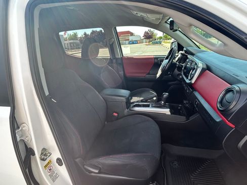 Used 2016 Toyota Tacoma SR5 w/ SR5 Appearance Package (DN) image 18