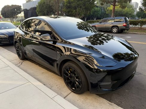 Used 2023 Tesla Model Y AWD image 1