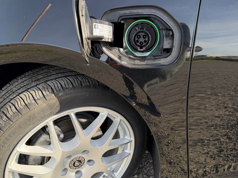 Used 2017 Chevrolet Volt LT w/ Comfort Package image 21